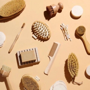 面对骤降的气温和干燥的狂风,每一根头发都显得弥足珍贵